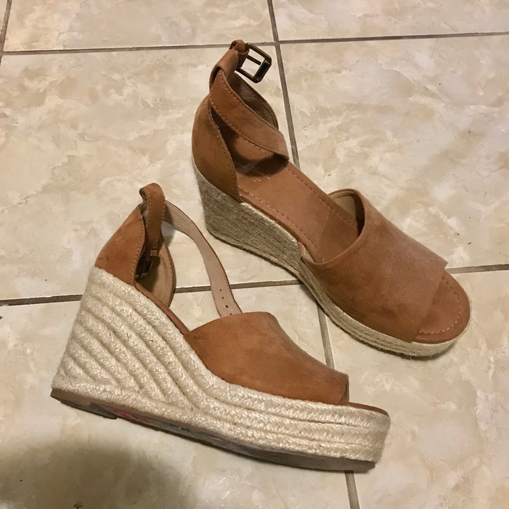 Universal Thread Wedge Size 8, Camel